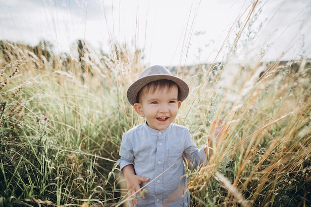 Portrait, Garçon, chapeau, pré