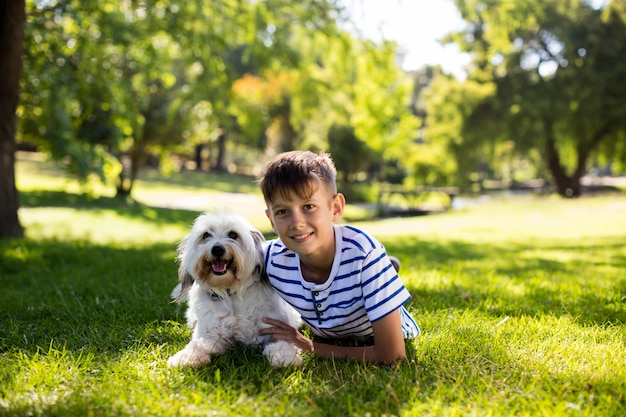 Portrait de garçon avec chien dans le parc