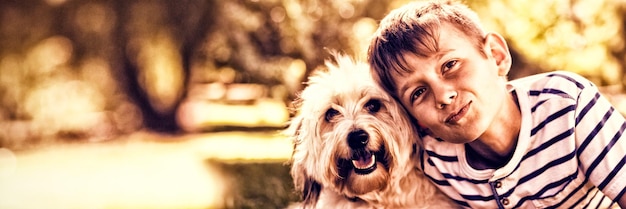 Portrait de garçon avec chien dans le parc