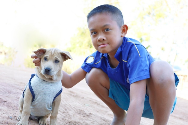 Photo portrait d'un garçon avec un chien