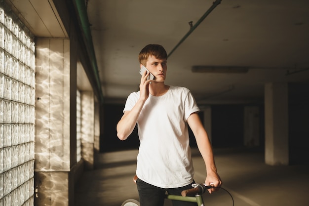 Portrait d'un garçon cool sur un vélo classique