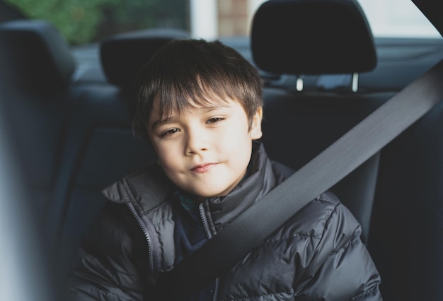 Portrait d'un garçon dans une voiture