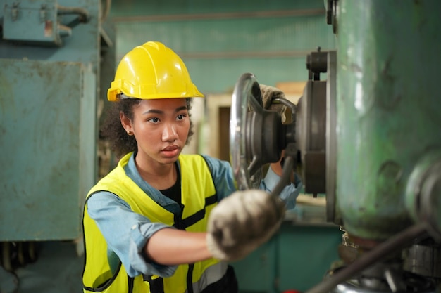 Photo portrait d'un garçon debout dans une usine