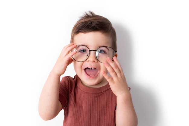 Portrait De Garçon Drôle Sourit Avec De Grandes Lunettes Noires Sur Fond Blanc