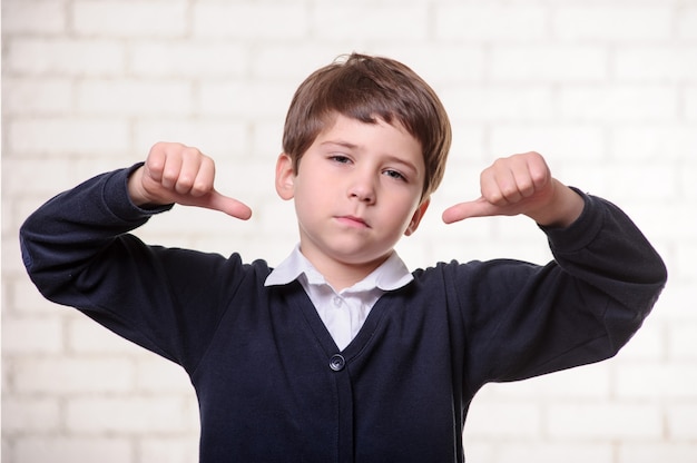 Photo portrait de garçon de l'école primaire.