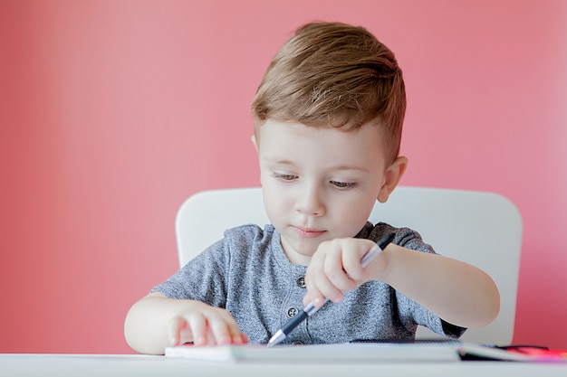 Portrait de garçon enfant mignon à faire ses devoirs