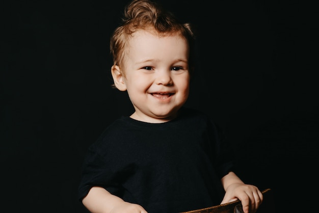 Portrait d'un garçon enfant souriant heureux