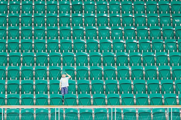 Portrait d'un garçon sur un escalier vert