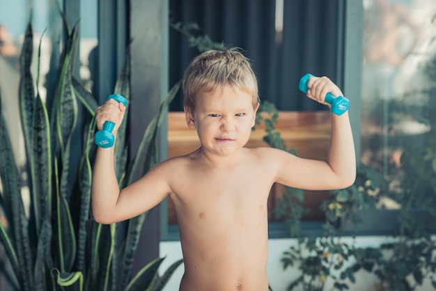 Portrait d'un garçon faisant des exercices. Auto-isolement à la maison