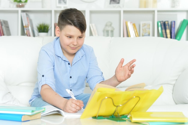 Portrait de garçon faisant ses devoirs à la maison