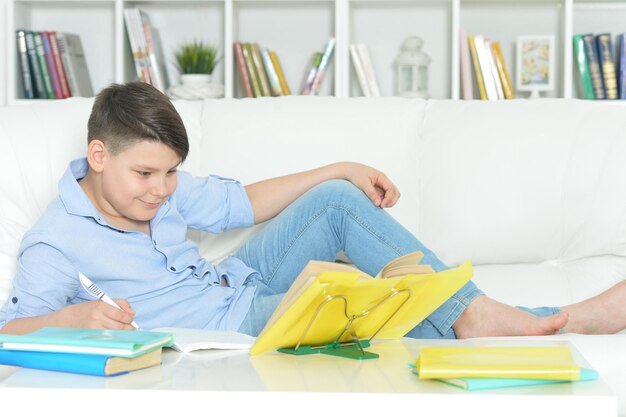 Portrait de garçon faisant ses devoirs à la maison