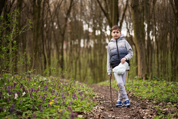 Portrait de garçon sur la forêt Concept de loisirs de printemps en plein air