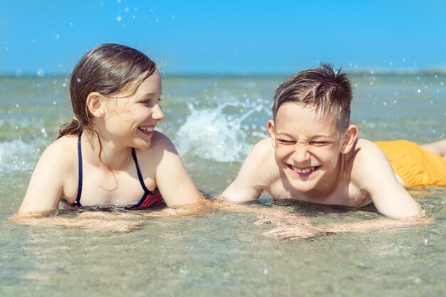 Portrait d'un garçon heureux dans une piscine