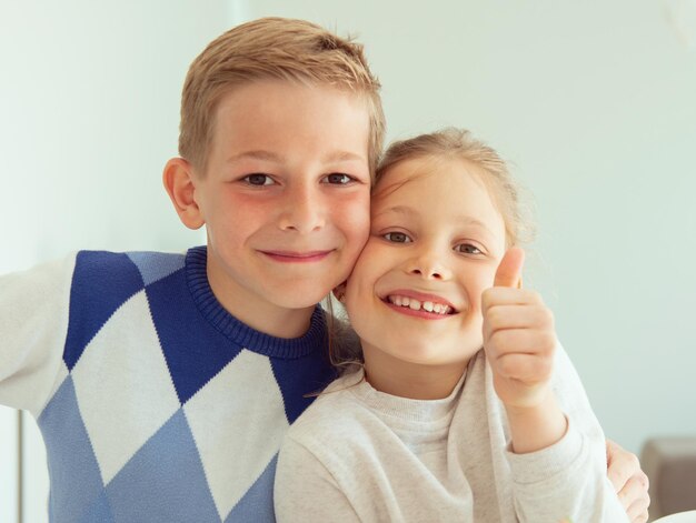 Photo portrait d'un garçon heureux et souriant