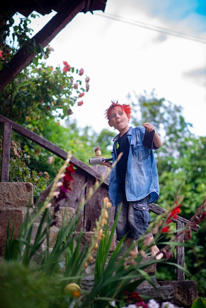 Portrait d'un garçon inhabituel de 9 ans aux cheveux rouge vif