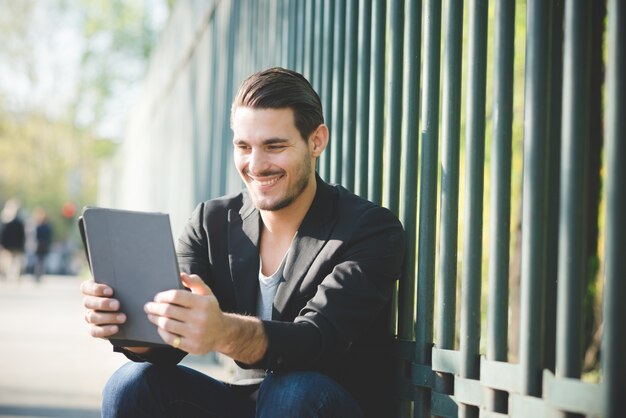 Portrait d&#39;un garçon italien en utilisant une tablette