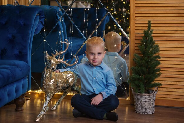 portrait d'un garçon avec un jouet à noël à la maison