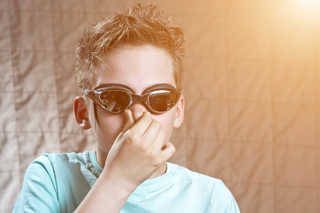 Portrait, garçon, lunettes natation