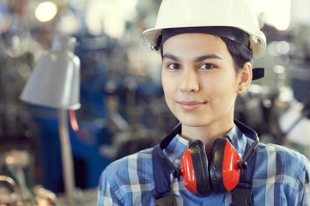 Portrait de garçon manqué travaillant à l'usine