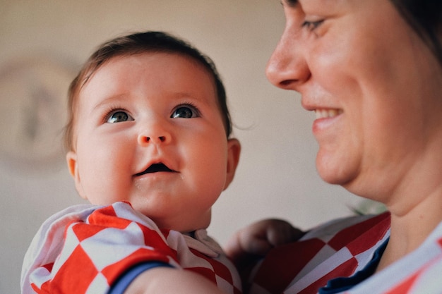 Portrait d'un garçon mignon avec un bébé