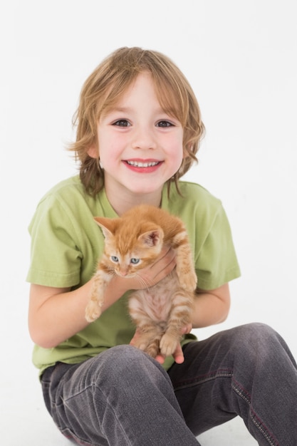 Portrait de garçon mignon heureux tenant chaton