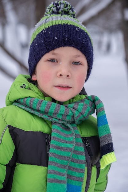 Portrait d'un garçon mignon en hiver