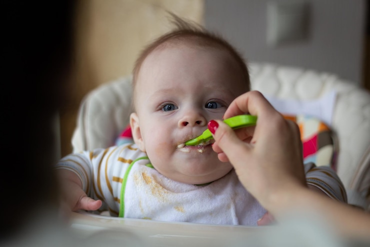 Photo portrait d'un garçon mignon qui mange un bébé
