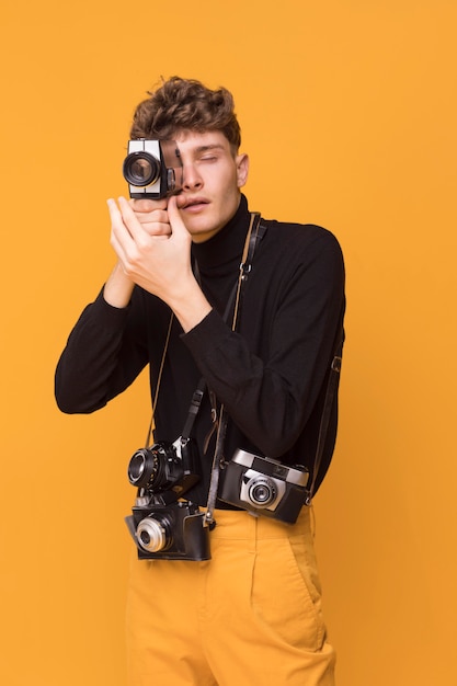 Portrait d'un garçon à la mode qui prend une photo