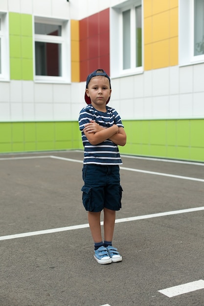 Portrait d'un garçon sur les murs de l'école primaire