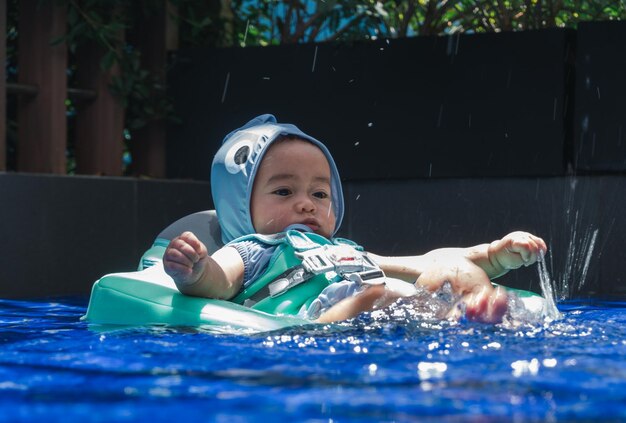 Photo portrait d'un garçon nageant dans une piscine