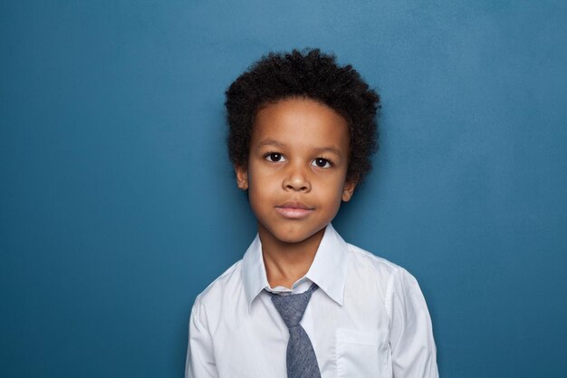 Portrait d'un garçon noir et intelligent