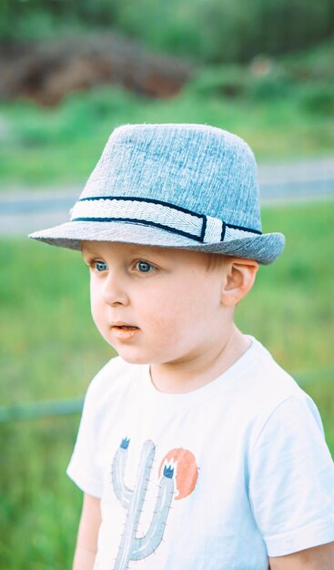 Photo portrait d'un garçon portant un chapeau