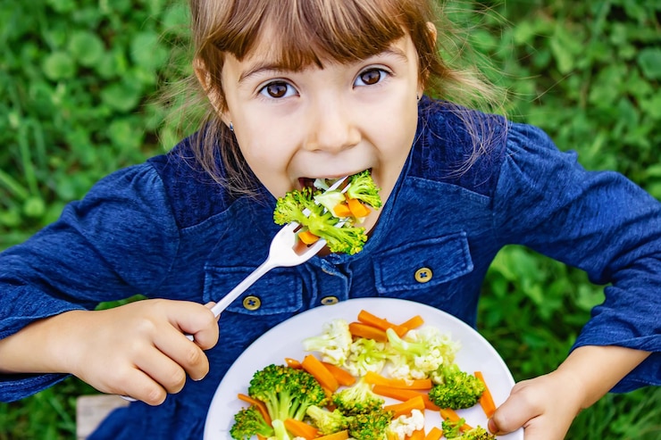 Photo portrait d'un garçon qui mange de la nourriture