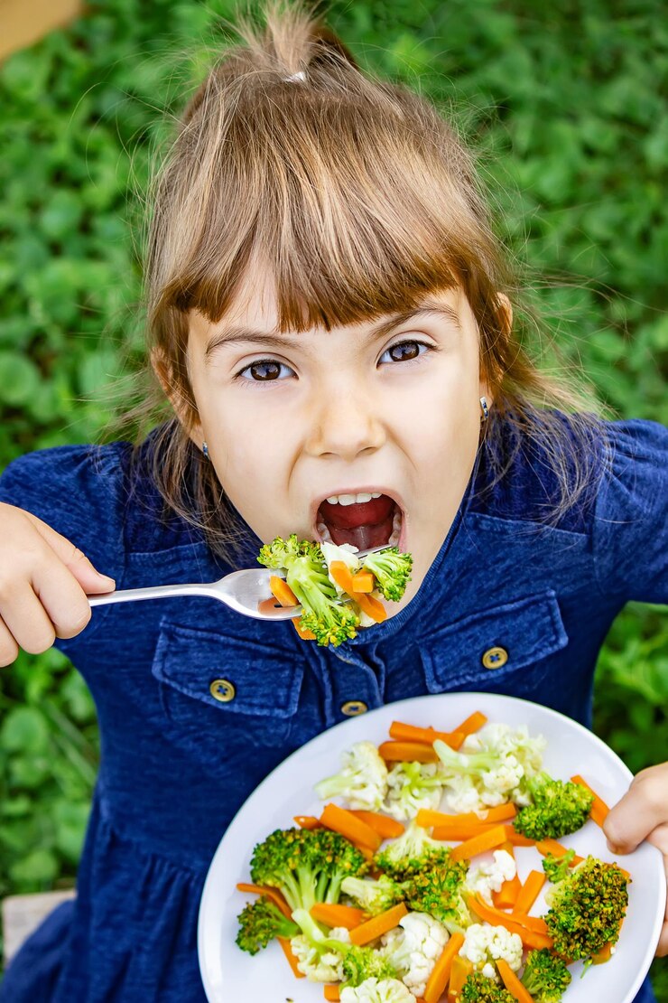 Photo portrait d'un garçon qui mange de la nourriture