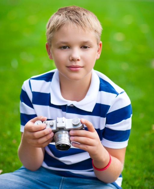 Portrait d'un garçon qui prend des photos