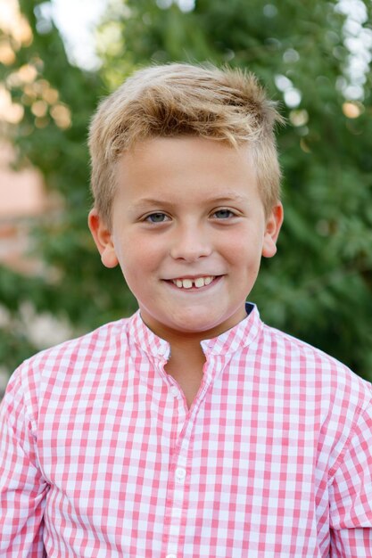 Photo portrait d'un garçon qui sourit