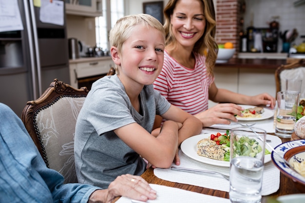 Portrait, garçon, repas, famille