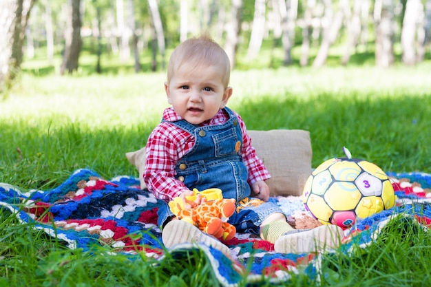 Portrait, garçon, séance, couverture, frais, herbe, parc, ville, été