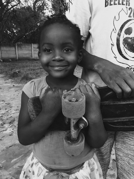 Photo portrait d'un garçon souriant assis à l'extérieur