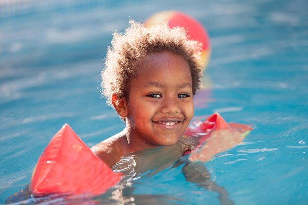 Photo portrait d'un garçon souriant dans une piscine