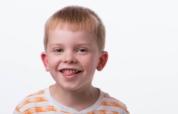 Portrait d'un garçon souriant sur un fond blanc