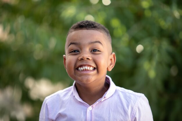 Portrait d'un garçon souriant