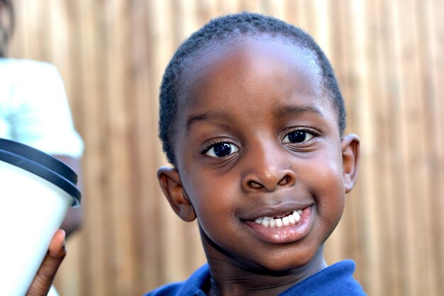 Photo portrait d'un garçon souriant