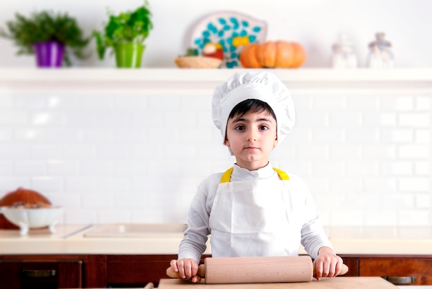 Portrait de garçon avec des vêtements de chef