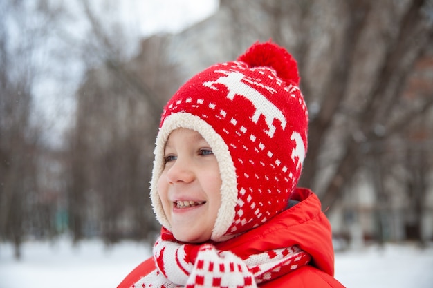 Portrait d'un garçon en vêtements d'hiver