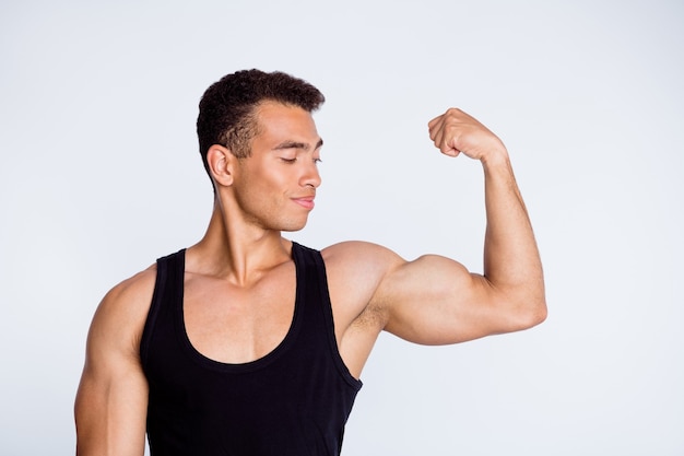 portrait de gars musclé viril sportif démontrant de puissants muscles haltérophile