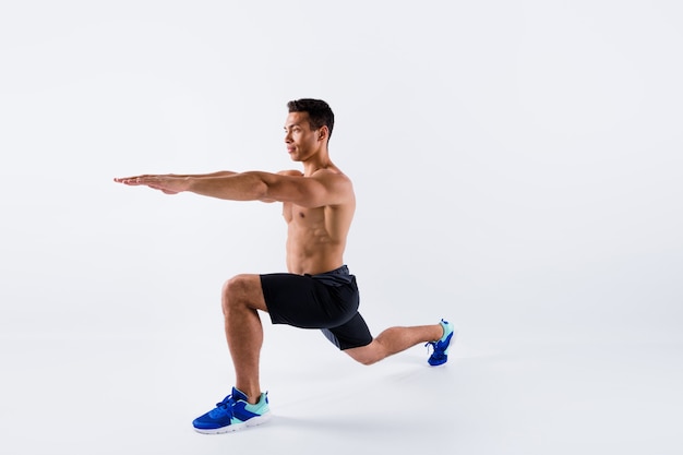 Portrait de gars sportif faisant des sit-ups préparant le championnat de dynamophilie