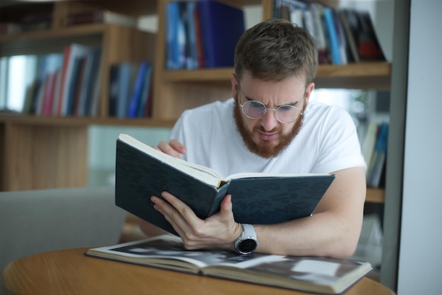 Portrait d'un gars surmené fatigué épuisé jeune homme à lunettes étudiant universitaire ou collégial est