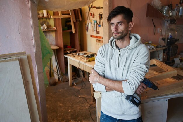 Portrait d'un gars travaillant dans un atelier à domicile