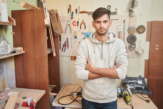 Portrait d'un gars travaillant dans un atelier à domicile